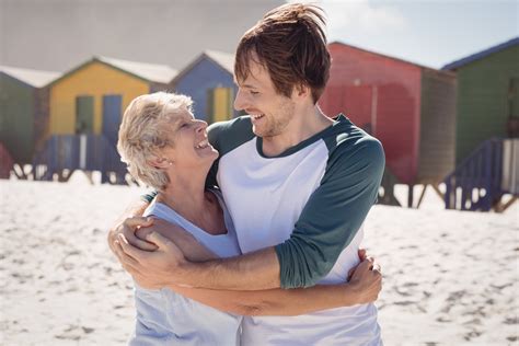 oma verführt jungen|Alles Liebe!: Jüngerer Mann liebt ältere Frau